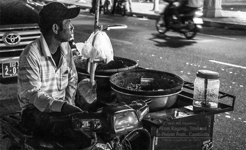  [center]ณ ตลาดนัดกลางดึก ที่มีชื่อเสียงแห่งหนึ่งกลางใจเมืองหลวง ผู้คนต่าง ค้าขาย ตามแล้วแต่ อาชีพ ใ