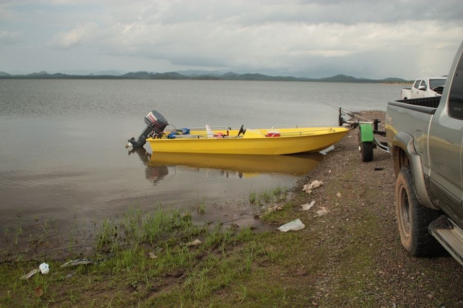 เหมือนฝนจะตก เข้าฝั่งรอ ป๋าระ มารับ ถ่ายรูปเล่น 
เรือลำเหลืองลำนี้ เมื่อก่อนเป็นเรือผม แต่ตอนนี้ เป