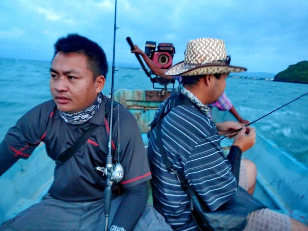  [b]เรา 3 คนออกเดินทาง  ด้วยใจ มุ่งมั่น....."ท่ามกลางกระแสข่าวของ  ....เรือประมงหาปลาลำน้อยที่โดนคล