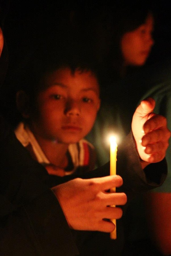 ลากันด้วยภาพนี้ละกันนะครับ
เด็กน้อยชาวเขา เฝ้ามองดูแสงเทียน ที่ส่องแสงสว่างในความมืด
แววตาเค้ามีคว