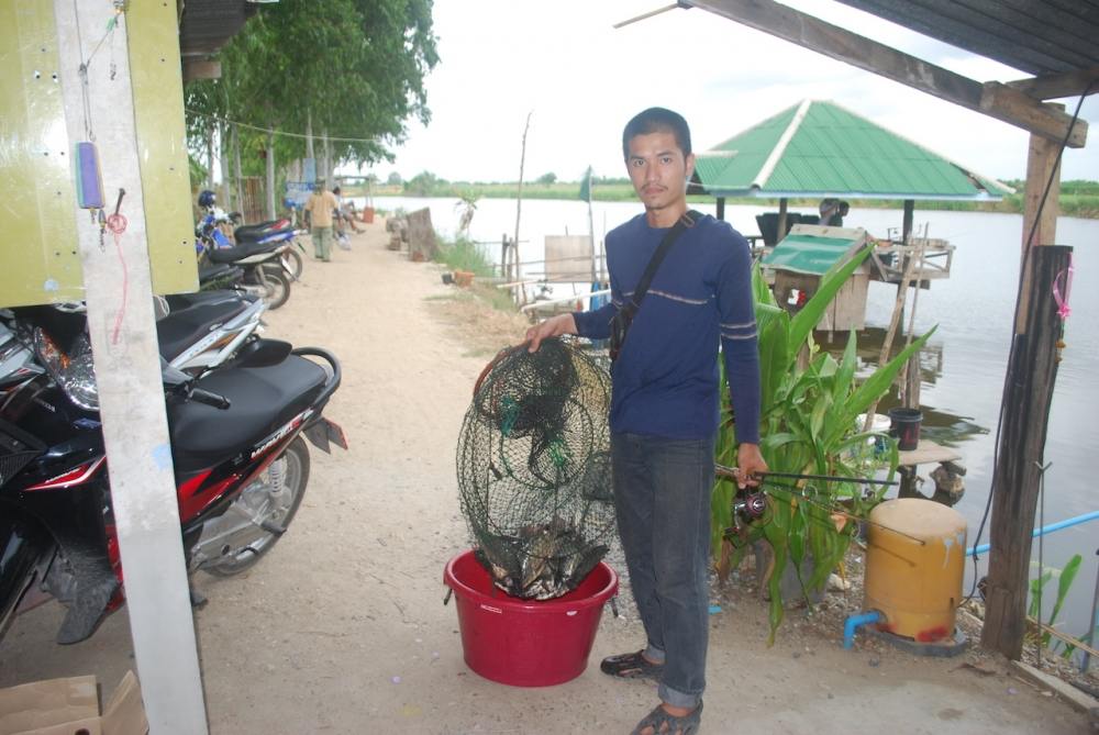 แต่ละคนก็ยิ้มกันถ้วนหน้า