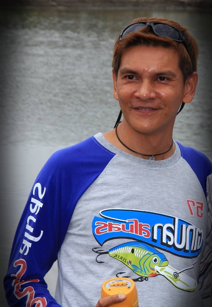ตามดัวยสุดหล่อคนนี้เลยครับ โจตกปลาสโมสรครับผู้เป็นเจ้าภาพแม็ตนี้ครับ
 :cheer: