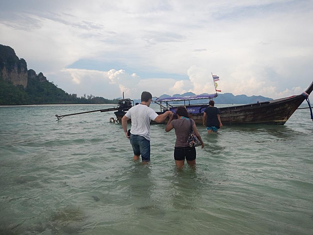 ไปนั่งเรือเที่ยวกันต่อค่ะ  