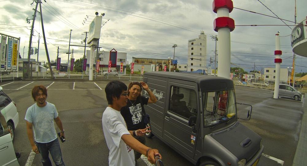 Hiraiwa san โปร และ เจ้าของบริษัท Gan Craft ก็มาด้วยครับ

มาด้วยรถขนของ  :laughing: :laughing: :la