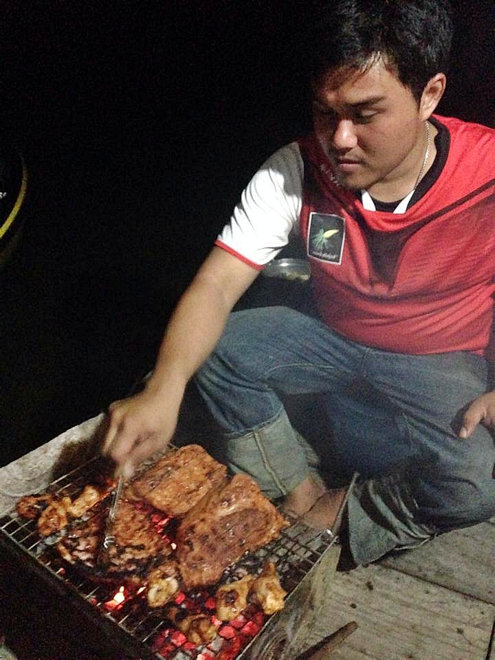 น้าไก่..กลับมาถึงแพ  จัดการย่าง  ซี่โครงหมูอบซอส BBQ ให้กินก่อนเลย  ครับผม !!!    :love: :love: :lov