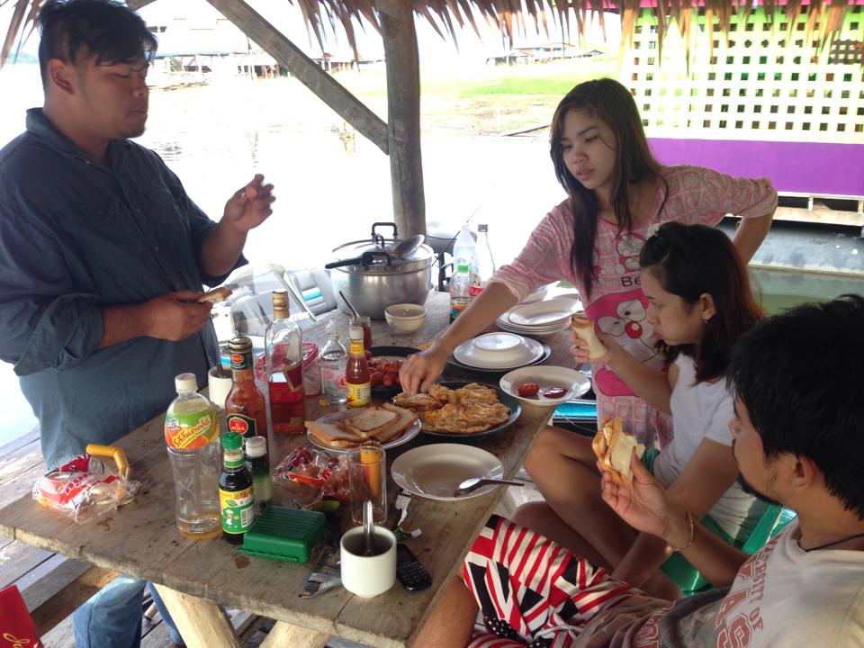 สาว..สาว  ตื่นขึ้นมาทำ  Breakfast  เสิร์ฟแต่เช้าเลย  ครับผม !!!    :smile:

 :cheer: :cheer: :chee