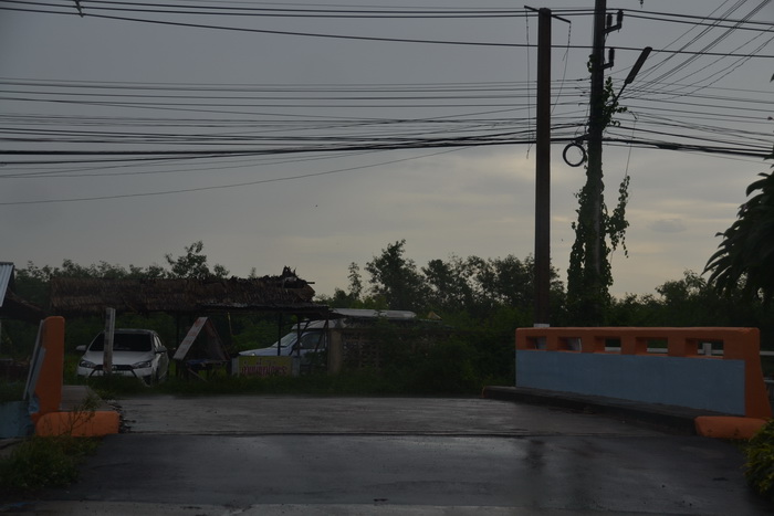 ตรงมานินึง สังเกตสะพานสีนี้นะครับ เลี้ยวเลย ตอนเข้าถ่ายไม่ทัน ขับเลย เลยถ่ายตอนกลับ :laughing: :laug