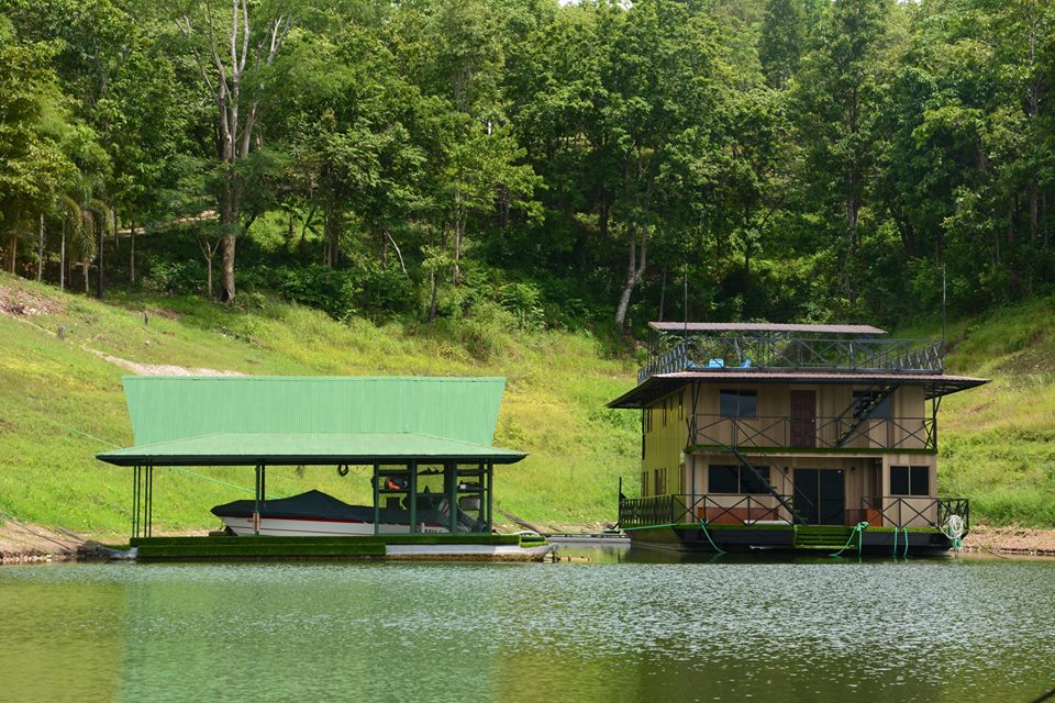 มีเรือเร็ว  และ  แพพัก สำหรับ ปาร์ตี้  ด้วย  ครับผม !!!    :ohh: :ohh: :ohh: