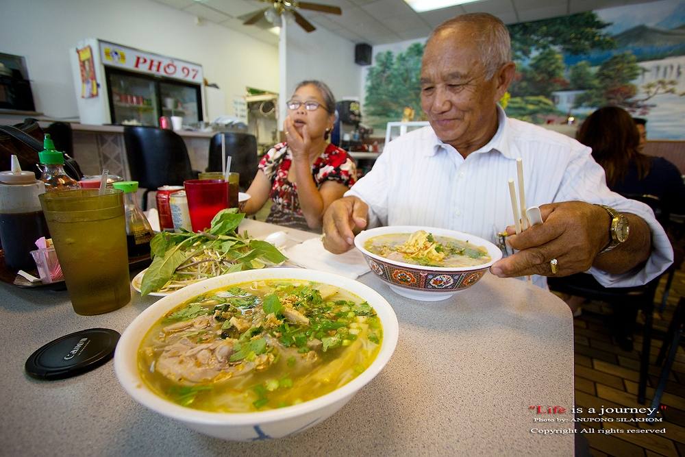 ได้สิ่งที่ปรารถนาแล้ว ก็แวะเติมของใส่ท้องซะหน่อย
แวะร้านเวียดนาม  จัด เฝอ  กับ หนมจีน (ข้าวปุ้น) เป