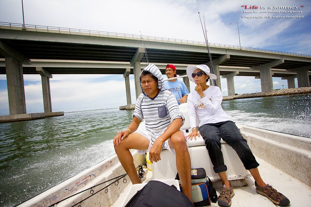 สิ่งแรกที่เราต้องทำคือ วิ่งหาปลาเหยื่อ  ทอดแหครับ
พี่ชายผม กับ หมอกี๋  เข้าขากันมาก  บ่งบอกว่า ตกปล