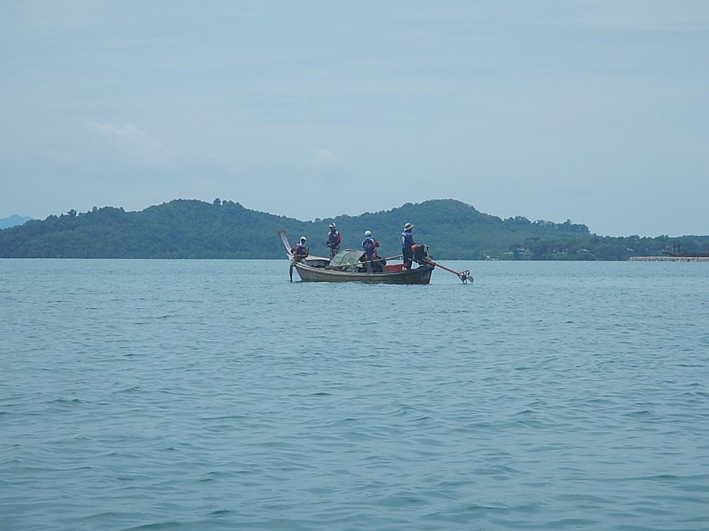
 [center]ตีกันอยู่ซักพักก็มี เรือ....ตีเหยื่อปลอม ผ่านมาลำหนึ่ง แต่เห็น....น้าฉุย บอกว่าเค้ามากันต