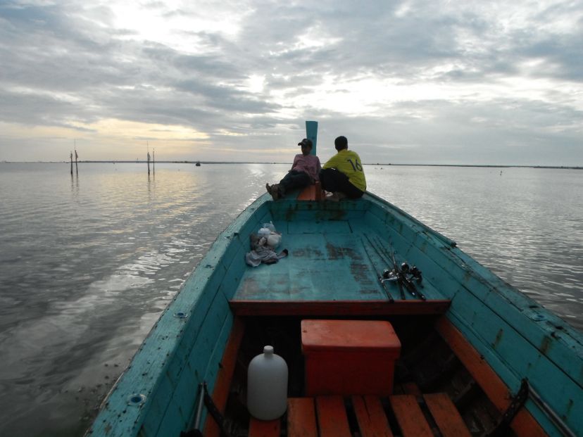 เรือผมครับ เรือเล็กๆของคนชอบตกปลา เริ่มออกจากปากคลองปากนคร