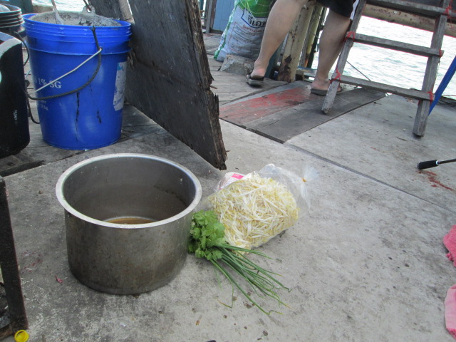 ผมเป็นพ่อครัวประจำทุกทริปครับ

เน้น  ง่าย  ไว  ไม่ท้องเสีย

 :laughing: :laughing: :laughing: