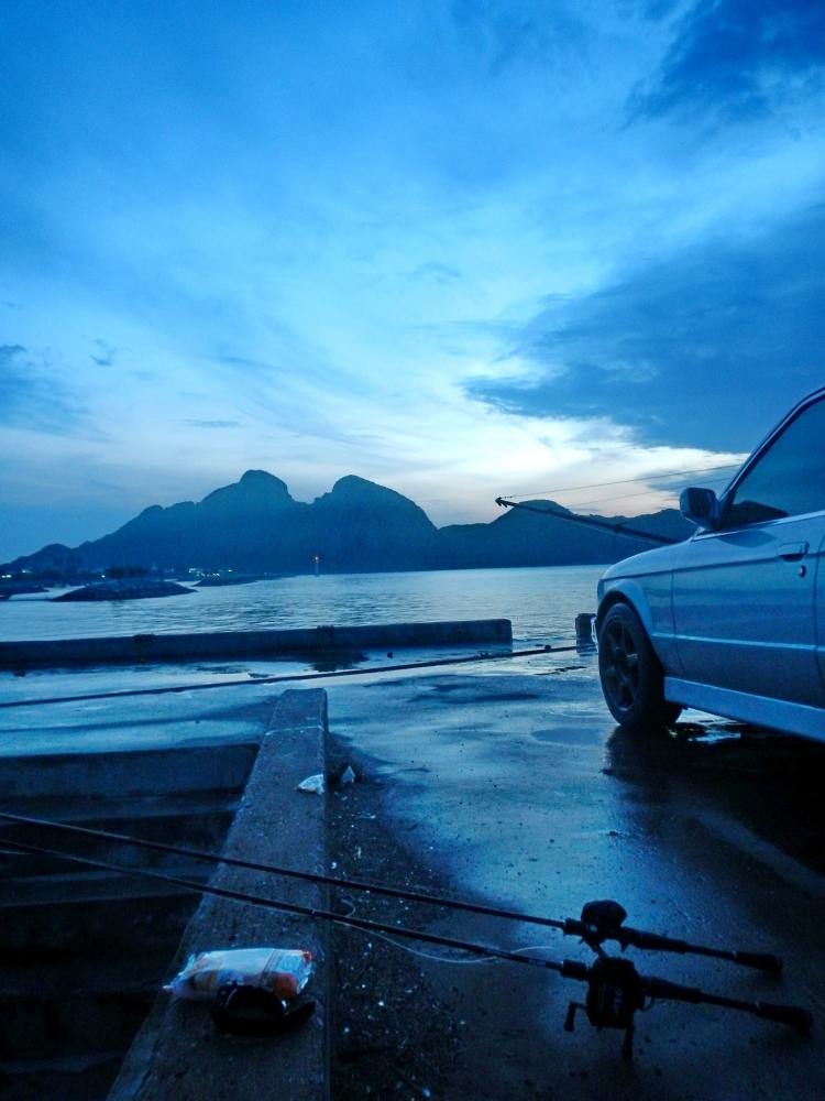               ...................[b]แต่ด้วยความมุ่งมั่น.....แม่ฝนจะเทลงมาตั้งแต่ตี 4 ....กับการไม่สา