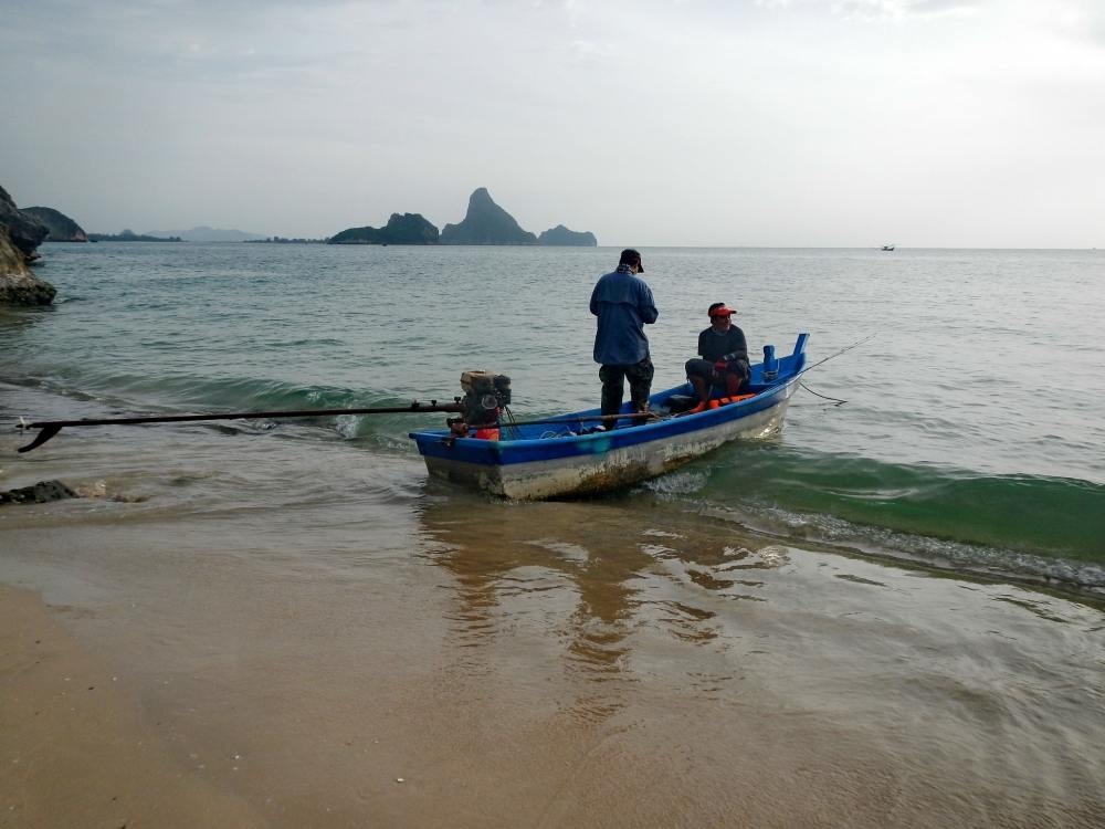                        ..........[b]เรือน้าแชมป์  นี่เองเหมือน ...จะรออารัย บางอย่าง[/b] :laughing: 