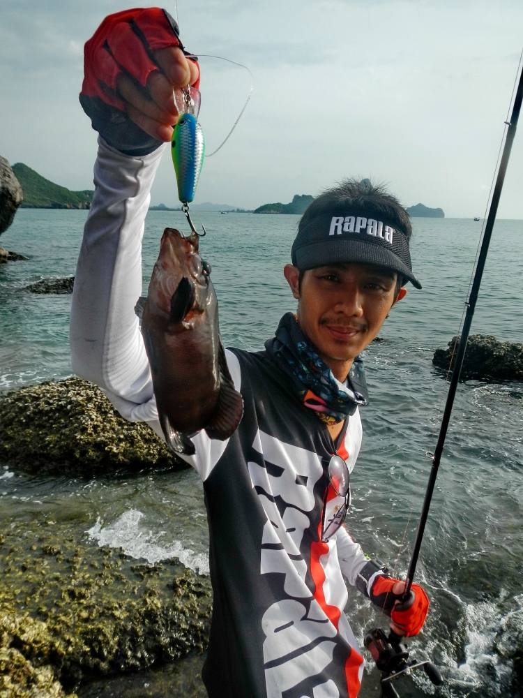                    [b]น้าอ้นก็...โดนเก็าป๊อต  ตัวแรก โดยใช้...Rapala Fat Rap  ครับ[/b] :love: :love: