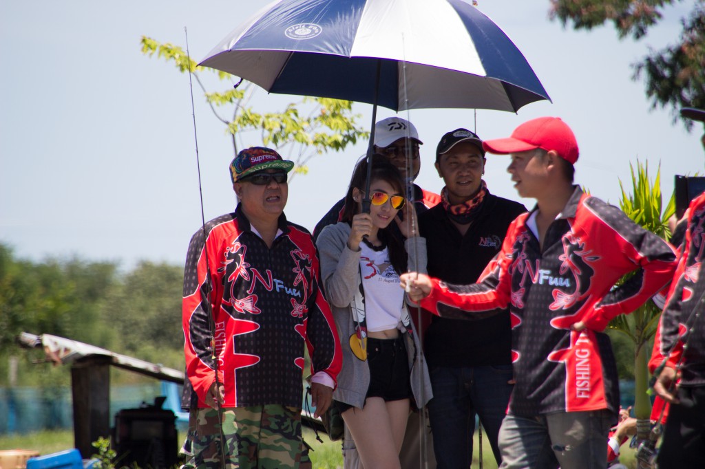 อากาศเริ่มร้อน ขอหลบแดดหน่อยนะ คริๆ :grin: