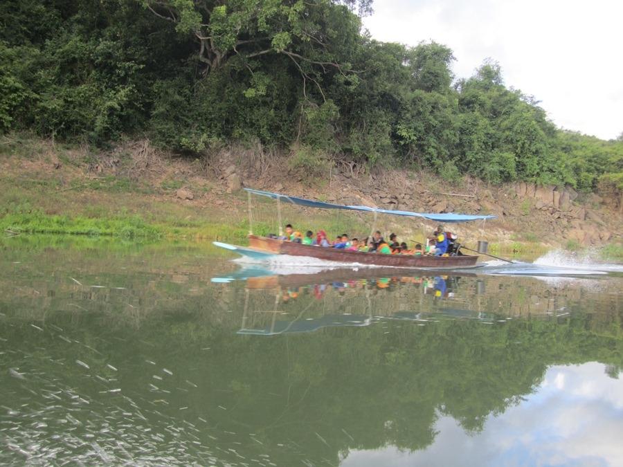 ที่นี้มีเรือโรงเรียนด้วย :laughing: