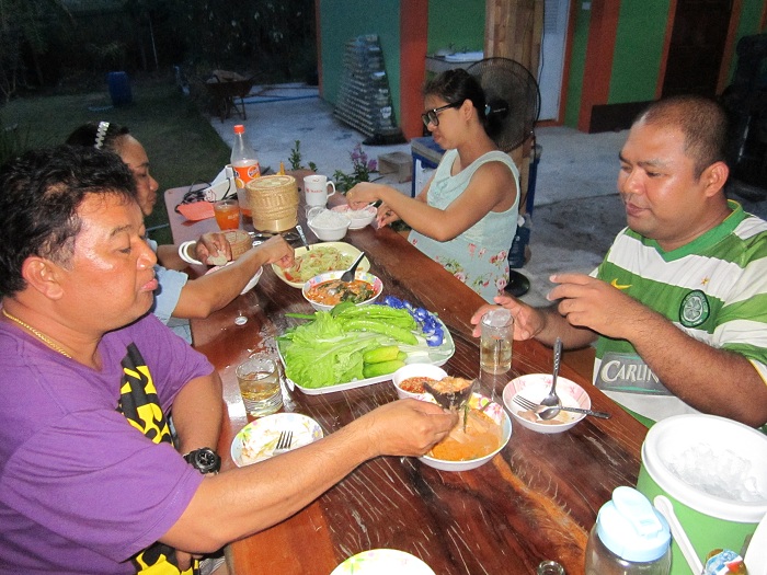 เพื่อนกินนั้นหาง่ายเพื่อนตกปลานั้นหายาก...555...
ความสุขเล็กๆในวันหยุดสบายๆกับพี่ๆน้องๆที่รู้ใจครับ