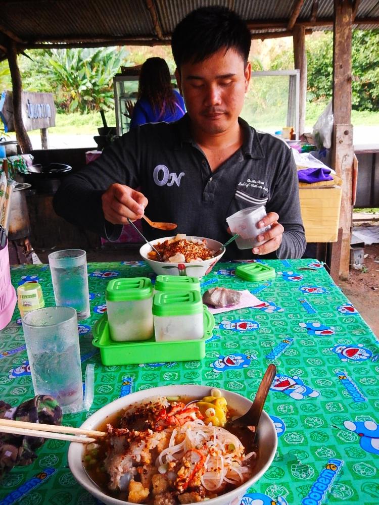 
 [center]จนมาใกล้ๆจะถึงหมาย เราก็แวะกินมื้อเย็น กันก่อนครับ  [b]....... ก๋วยเตี๋ยว[/b][/center]

