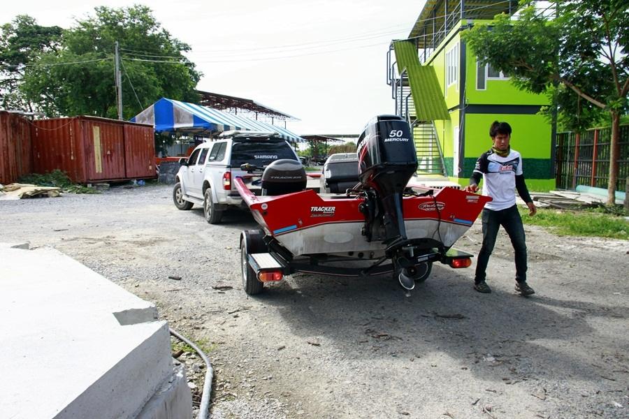 ไม่รอช้า รีบเอาเรือลงน้ำเลยดีกว่า :grin: :grin: :grin: :grin: