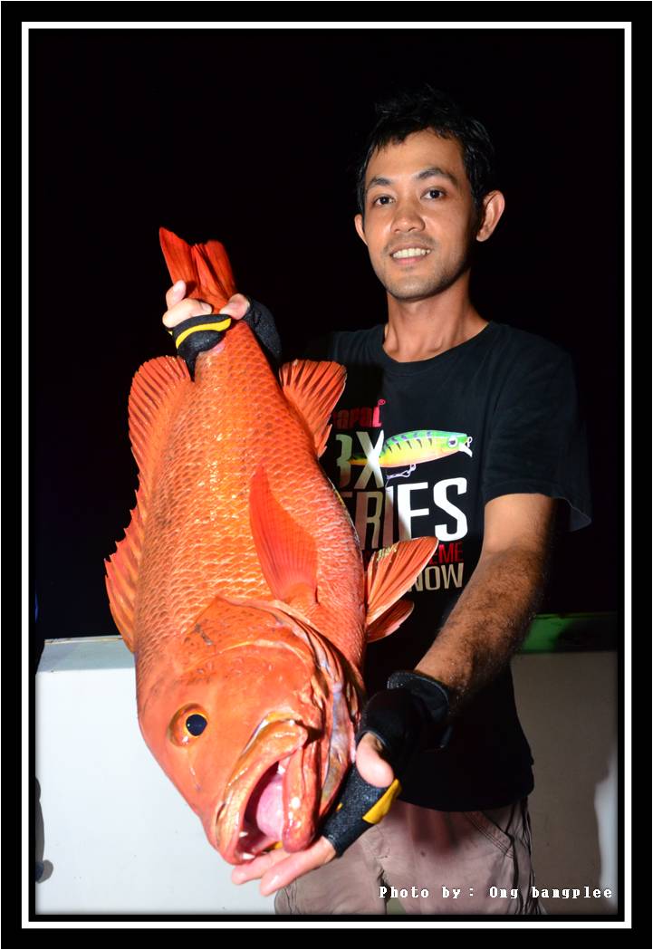 ไอซ์...ก็ขอเก็บภาพไว้เป็นที่ระลึกด้วยครับกับแดงเขี้ยว..... :love: