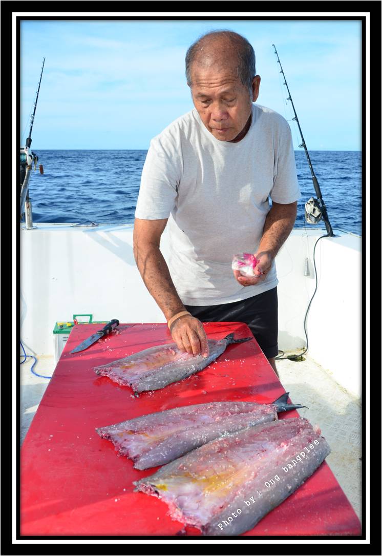คุณพ่อพี่โท....จัดการเมนูปลาเค็มไว้ทานกับข้าวต้มในมื้อเช้าของวันถัดไปด้วยการ ทำปลาเค็มแดดเดียวจากปลา
