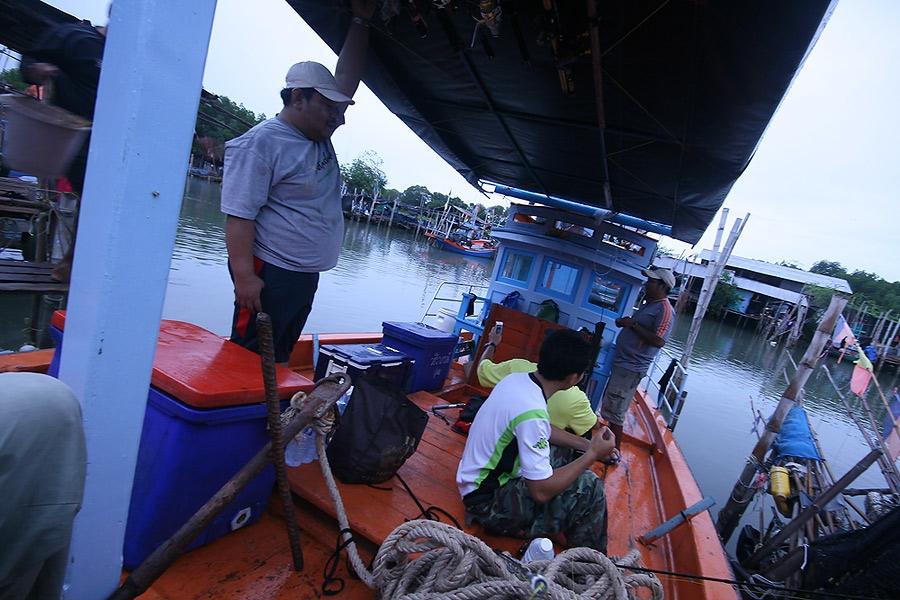 ลงเรือกันก็แลกเปลี่ยน ความคิดเห็น  จัดเตรียมอุปกรณ์กัน