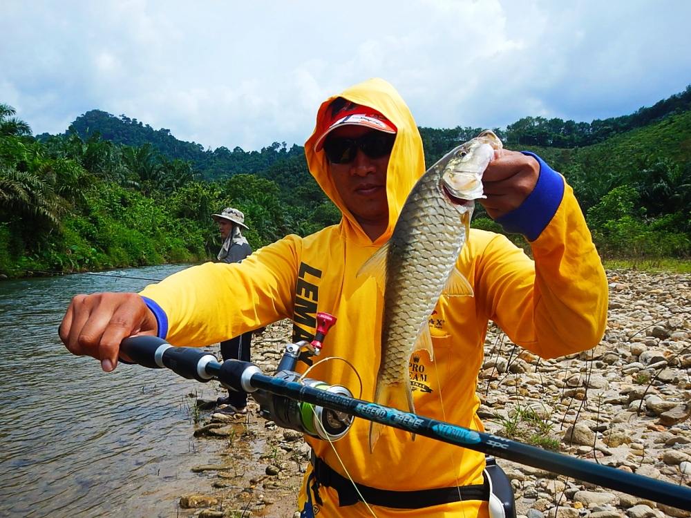 
 [center]อีกใบ 

[b]Rod : St.croix LEGENDXTREME SPINNING ROD LXS76MF2 6 - 12 
Reel : Shimano '