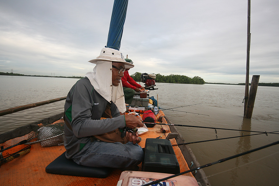 ลงเบ็ดกันเรือๆ ยกติดบ้าง หลุดบ้าง ตามประสา มือใหม่ :laughing: :laughing: