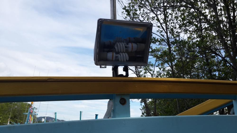 ไฟจอทางด้านหัวเรือคับ :smile: