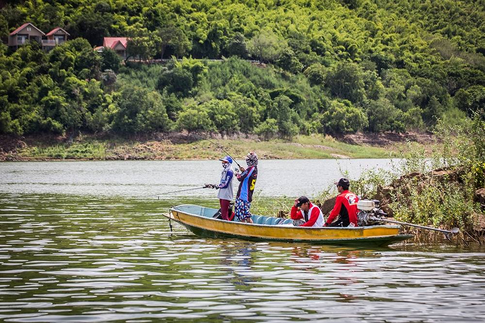 
หลังจากเลาะตีกระสูบมาเรื่อย ก็มาเจอเรือลำน้าฮอล กับน้อง ลี่ กำลังอัดปลาคันโค้งเลย  :cheer: :cheer: