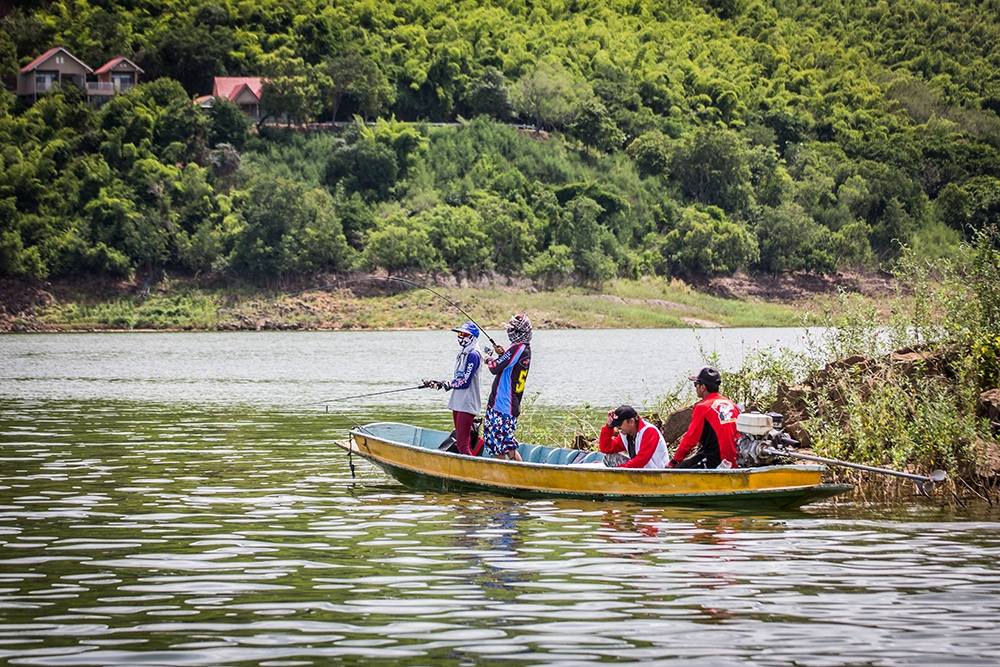 
หลังจากเลาะตีกระสูบมาเรื่อย ก็มาเจอเรือลำน้าฮอล กับน้อง ลี่ กำลังอัดปลาคันโค้งเลย  :cheer: :cheer: