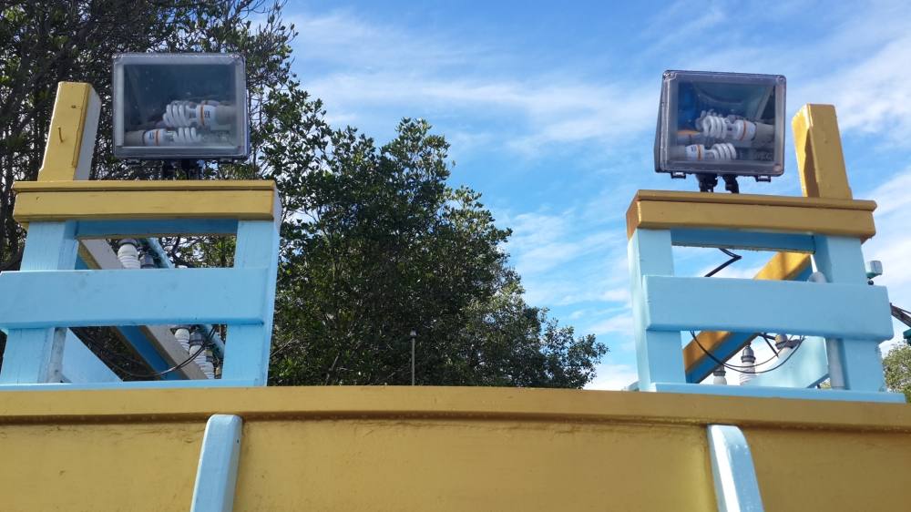 ไฟจอด้านท้ายเรือติด2โคมคับ :smile: