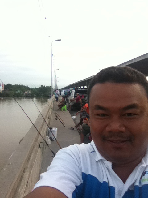 บริเวรสะพานบางประกง ถนนบางนา-ตราดครับ วันนี้สมาชิกนักตกปลาเยอะครับ สอบถามดู น้าๆนักตกปลาบอกว่าปลาหาง