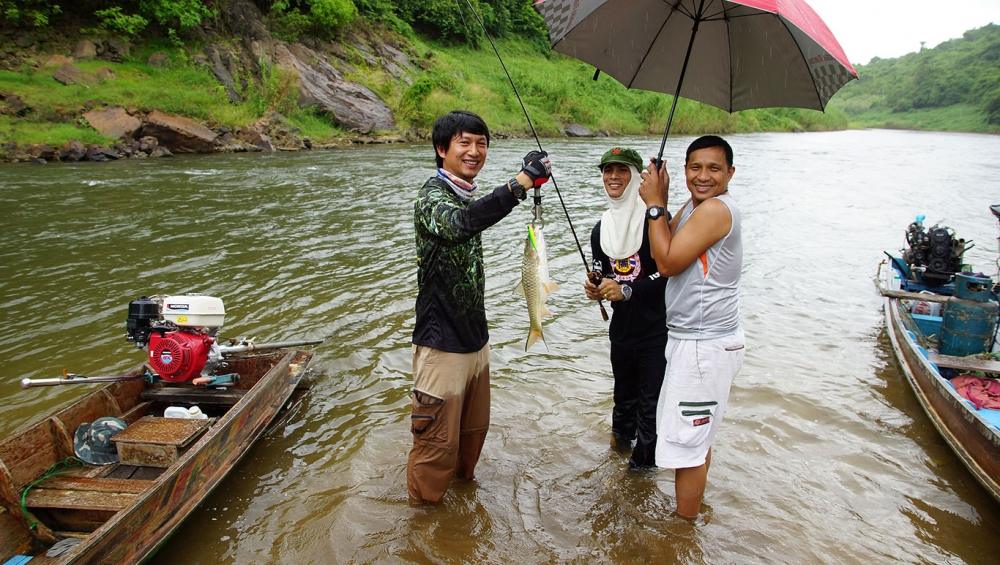 


 [b][center]หลังจากตื่นเต้น ตามลุ้นกันซักพัก....สุดท้ายพี่ปัญญาก็ทำได้ "กระสูบตัวแรกในชีวิต ท