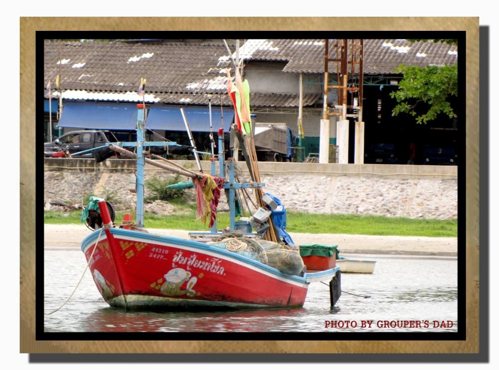  [center]ถ่ายรูปเล่นไปเลื่อย  แล้วก็มาสะดุดกับเรือลำนี้ขึ้นมา  พอซูมเข้ามาดูชื่อเรือใกล้ๆ  ถึงกับทำใ