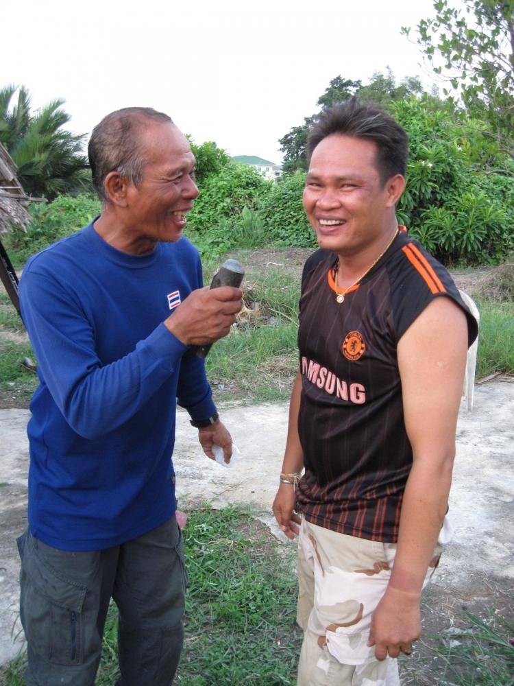 โดนสัมภาษณ์ออกสื่อ ..........  [b]ตอกย้ำ[/b] สนุก ๆนะ บอกแล้ว  [b]ไม่เครียด[/b]