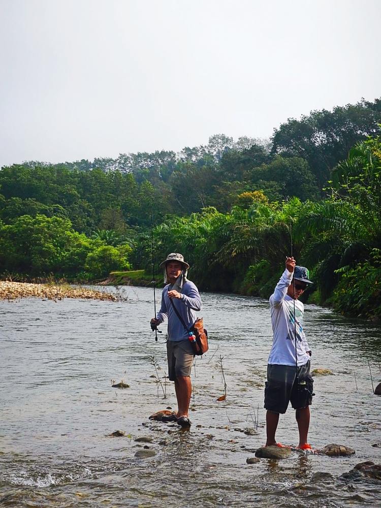 
[center]จะก้าวเดิน แต่ละก้าว ในสถานที่ที่ไม่คุ้นเคย 
ก็ต้องไปพร้อมๆกันแบบนี้แหละครับ ดูอบอุ่นดี (