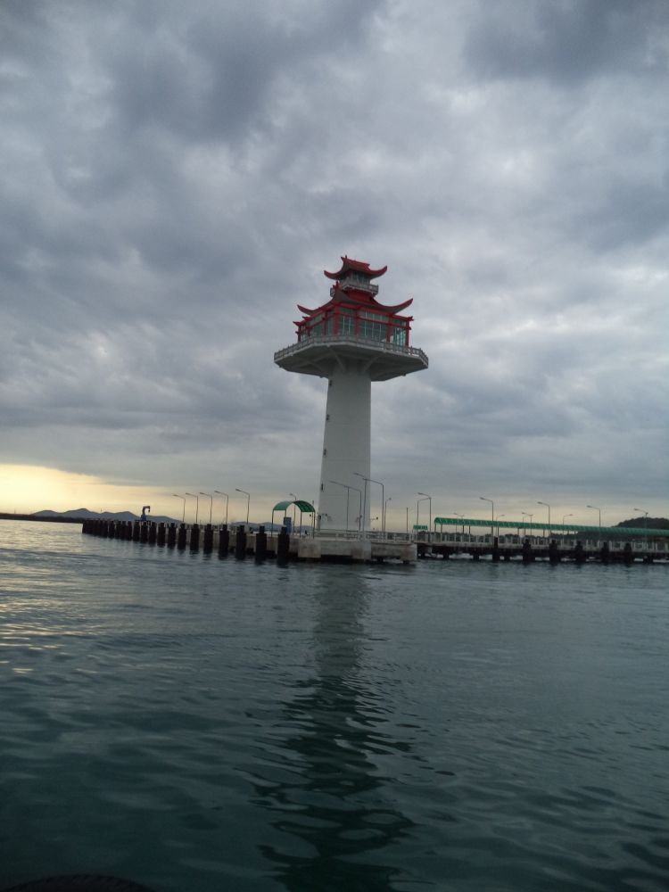 ที่ 2 เกาะสีชังครับ