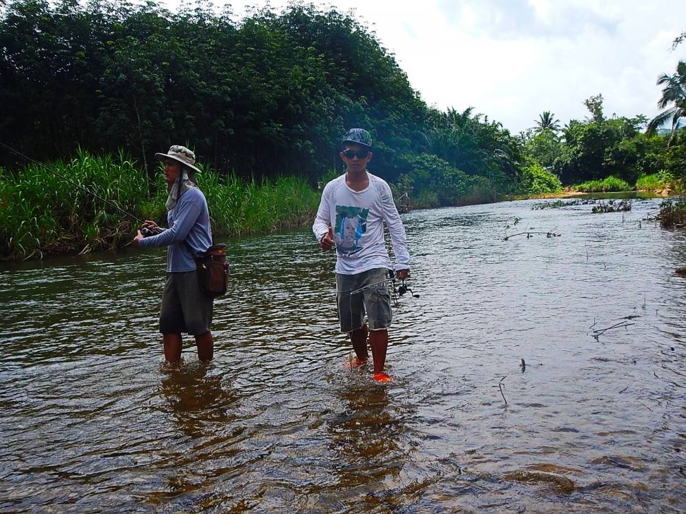 
 [center]เหมือนเดิมครับ เกาะกลุ่มเดินกันไป [/center]

