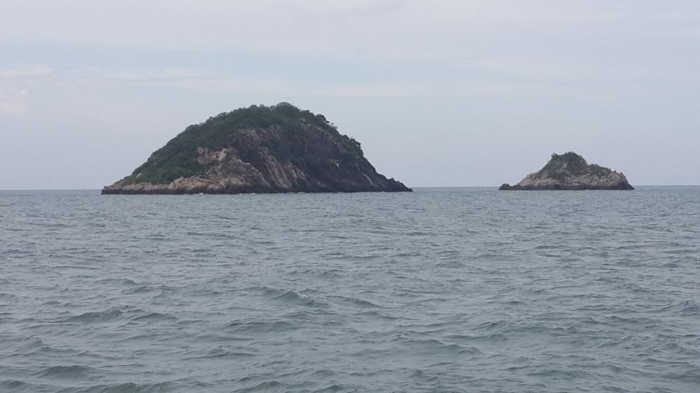 เป้าหมายของเราอยูข้างหน้าคับ ไปชม3เกาะกันคับ เกาะซ้ายชื่อเกาะสะเดา เกาะเล็กด้านขวาชื่อเกาะขี้นกคับ :