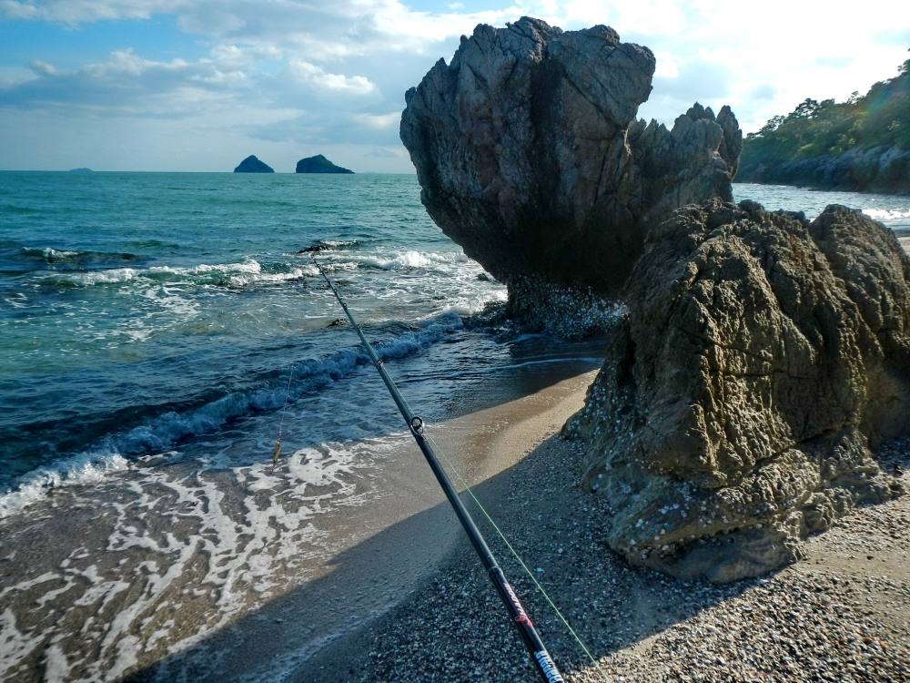  [b]เมื่อเดินมาถึงหาดทราย...แต่เดิมหาดทรายนี้...คือลานหินทั้งหมดเพียงแต่ในบางฤดูที่คลื่นแต่งหาดขึ้นม