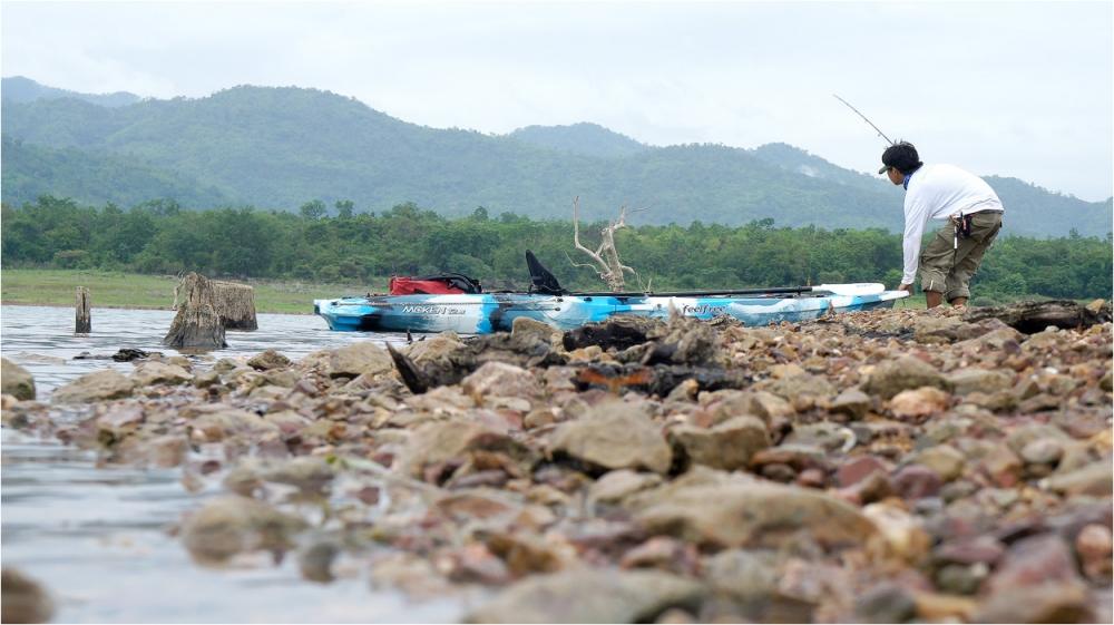  [center]คายัคสามารถลากแปะฝั่งได้เลยครับ เมื่อเราต้องการทำธุระส่วนตัวหรือหามุมตีเหยื่อจากบนฝั่ง[/cen