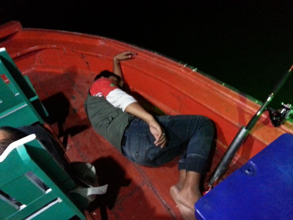 ช่วงกลางคืนเหงียบเหงาครับ คนเฝ้าเบ็ดตายเกลื่อนเรือเลย ไม่รู้เมาเหล้า หรือเมาเรือ อิอิอิ ตายในหน้าที่