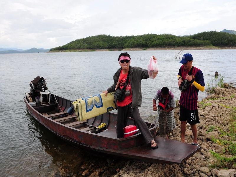 นั่งเรือสักพัก ก็ถึงหมายกระสูบแล้วครับ