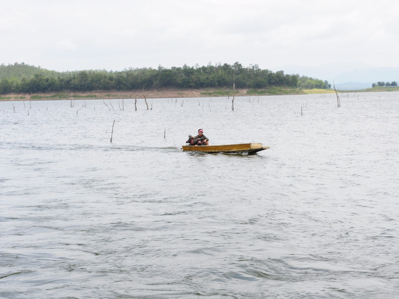 นี่ก็ขับเรือตามไป