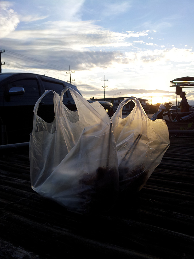  [center]เช้าวันใหม่ อยู่ตราดแล้วครับ ผ่านแวะหามื้อเช้าง่ายที่ท่าพริก ไปสำรวจจุดเอาคายัคลงใหม่ๆ[/cen