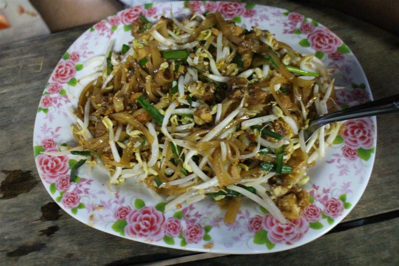 นี่ครับผัดไทยเริ่มได้  ว่าแต่อยากรุป่ะใครกินอิ่มคนแรกและรอดตัวไปก่อน   ผมเองแหละดูชามก๋วยเตี๋ยวดิ :l