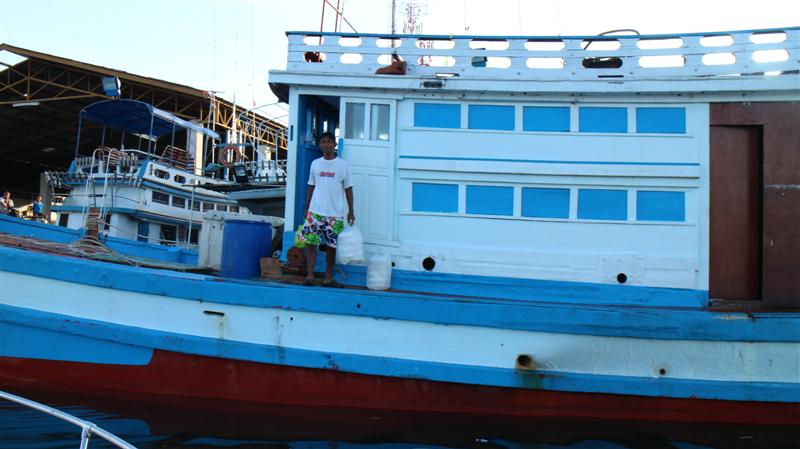 ก่อนออกแวะมารับข้าวกล่อง ที่เรือลำใหม่ของพี่แจวก่อน  เรือลำใหม่สวยมากกำลังเร่งมือตบแต่งอยู่น่าจะเสร็